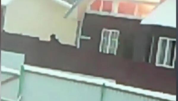 В сети появилось видео штурма дома, где забаррикадировались псковские подростки В сети появилось видео штурма дома, где забаррикадировались псковские подростки