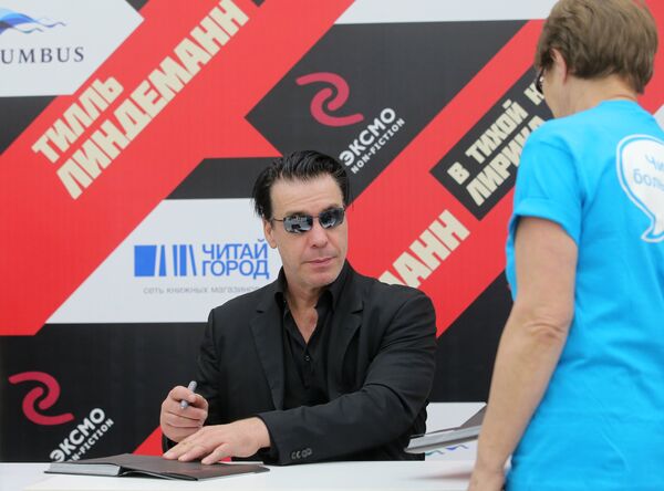 Солист Rammstein Тилль Линдеманн представил свою книгу в Москве Солист Rammstein Тилль Линдеманн представил свою книгу в Москве
