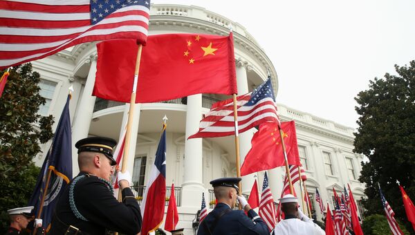 Почетный караул у Белого дома в Вашингтоне с флагами США и Китая Почетный караул у Белого дома в Вашингтоне с флагами США и Китая
