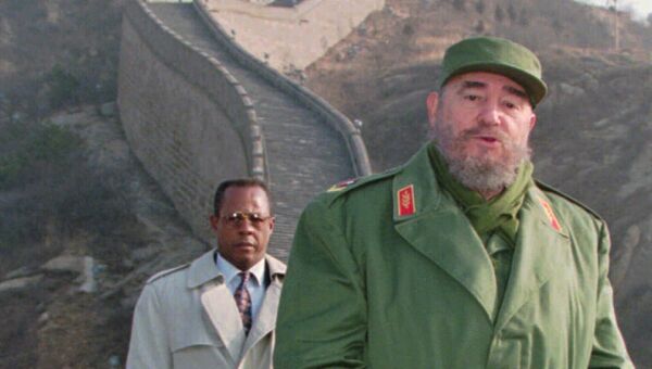 Президент Кубы Фидель Кастро на фоне Великой китайской стены. 1 декабря 1995 Президент Кубы Фидель Кастро на фоне Великой китайской стены. 1 декабря 1995