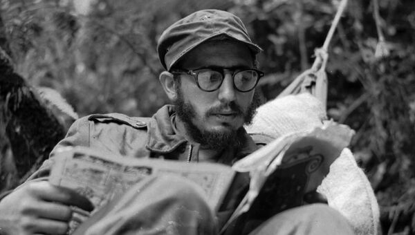 Фидель Кастро во время чтения. Архивное фото Фидель Кастро во время чтения. Архивное фото