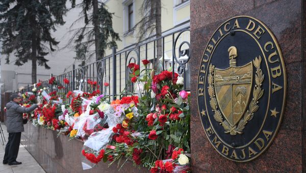 Москвичи несут цветы к посольству Кубы в Москве в память о Фиделе Кастро Москвичи несут цветы к посольству Кубы в Москве в память о Фиделе Кастро