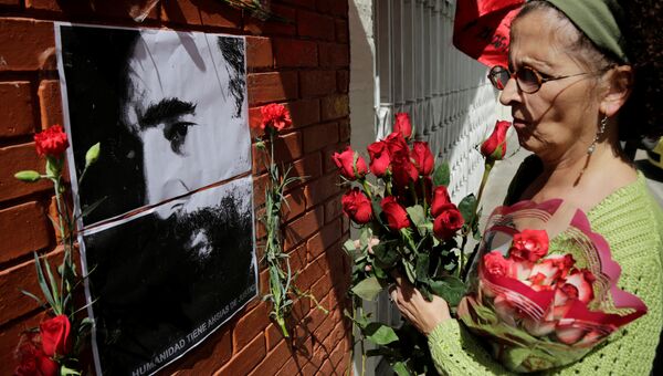 Жители Гватемалы несут цветы к посольству Кубы в память о Фиделе Кастро Жители Гватемалы несут цветы к посольству Кубы в память о Фиделе Кастро