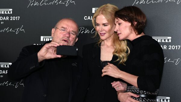 Немецкий фэшн-фотограф Петер Линдберг и американские актрисы Николь Кидман и Ума Турман на презентации календаря Pirelli 2017 Немецкий фэшн-фотограф Петер Линдберг и американские актрисы Николь Кидман и Ума Турман на презентации календаря Pirelli 2017