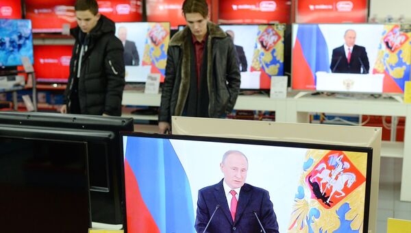 Трансляция выступления президента России Владимира Путина с ежегодным посланием к Федеральному Собранию РФ в магазине по продаже цифровой и бытовой техники М.Видео в Омске. 1 декабря 2016 Трансляция выступления президента России Владимира Путина с ежегодным посланием к Федеральному Собранию РФ в магазине по продаже цифровой и бытовой техники М.Видео в Омске. 1 декабря 2016
