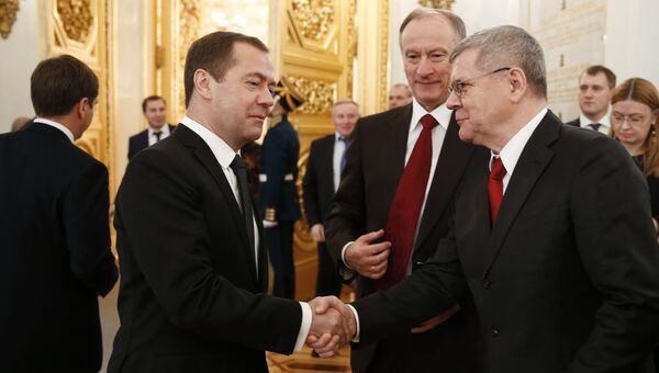Председатель правительства РФ Дмитрий Медведев и генеральный прокурор РФ Юрий Чайка перед началом ежегодного послания президента РФ Владимира Путина Федеральному Собранию в Кремле. 1 декабря 2016 Председатель правительства РФ Дмитрий Медведев и генеральный прокурор РФ Юрий Чайка перед началом ежегодного послания президента РФ Владимира Путина Федеральному Собранию в Кремле. 1 декабря 2016