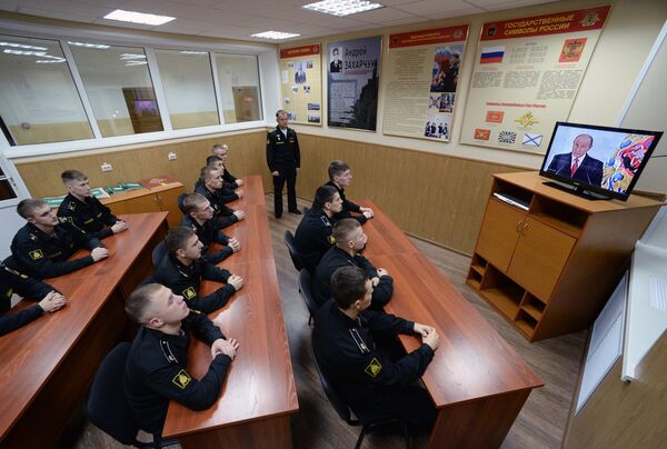 Курсанты Тихоокеанского высшего военно-морского училища имени С.О. Макарова во Владивостоке смотрят трансляцию выступления президента России Владимира Путина с ежегодным посланием к Федеральному Собранию РФ. 1 декабря Курсанты Тихоокеанского высшего военно-морского училища имени С.О. Макарова во Владивостоке смотрят трансляцию выступления президента России Владимира Путина с ежегодным посланием к Федеральному Собранию РФ. 1 декабря