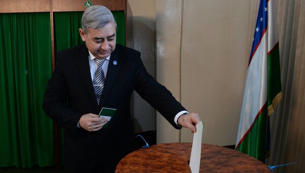 Кандидат на пост президента Убекистана от Народно-демократической партии Узбекистана (НДПУ) Хатамжон Кетмонов голосует на избирательном участке в Ташкенте Кандидат на пост президента Убекистана от Народно-демократической партии Узбекистана (НДПУ) Хатамжон Кетмонов голосует на избирательном участке в Ташкенте