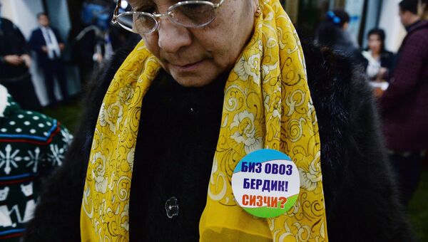 Женщина на избирательном участке во время выборов президента Узбекистана Женщина на избирательном участке во время выборов президента Узбекистана