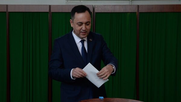 Кандидат от Национально-демократической партией Миллий тикланиш (Национальное возрождение, вице-спикер нижней палаты парламента Сарвар Отамурадов голосует на избирательном участке во время выборов президента Узбекистана Кандидат от Национально-демократической партией Миллий тикланиш (Национальное возрождение, вице-спикер нижней палаты парламента Сарвар Отамурадов голосует на избирательном участке во время выборов президента Узбекистана