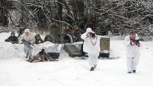 Участники реконструкции сражения времен Великой Отечественной войны на военно-историческом фестивале Главный рубеж, посвященном 75-летию битвы под Москвой, в музейно-мемориальном комплексе История танка Т-34 в Московской области Участники реконструкции сражения времен Великой Отечественной войны на военно-историческом фестивале Главный рубеж, посвященном 75-летию битвы под Москвой, в музейно-мемориальном комплексе История танка Т-34 в Московской области