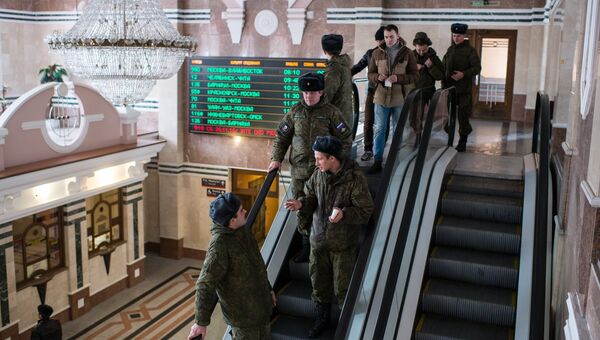 Пассажиры на вокзале станции Омск-Пассажирский в Омске Пассажиры на вокзале станции Омск-Пассажирский в Омске