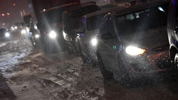Автомобильное движение в Москве во время снегопада Автомобильное движение в Москве во время снегопада