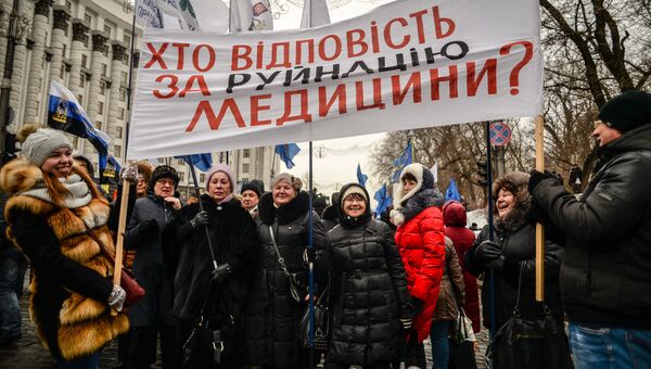 Участники акции профсоюзов за повышение социальных стандартов и снижение тарифов в Киеве. 8 декабря 2016 Участники акции профсоюзов за повышение социальных стандартов и снижение тарифов в Киеве. 8 декабря 2016
