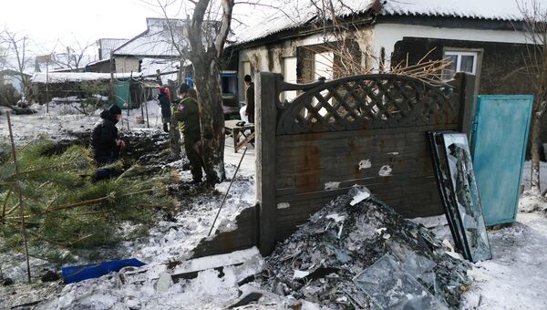 Последствия обстрела в Донбассе. Архивное фото Последствия обстрела в Донбассе. Архивное фото