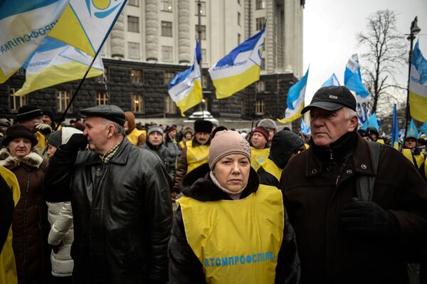 Участники акции профсоюзов за повышение социальных стандартов и снижение тарифов в Киеве Участники акции профсоюзов за повышение социальных стандартов и снижение тарифов в Киеве