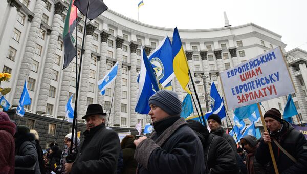 Участники акции профсоюзов за повышение социальных стандартов и снижение тарифов в Киеве. 8 декабря 2016 Участники акции профсоюзов за повышение социальных стандартов и снижение тарифов в Киеве. 8 декабря 2016