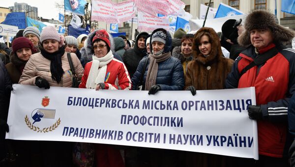 Участники акции профсоюзов за повышение социальных стандартов и снижение тарифов в Киеве. 8 декабря 2016 Участники акции профсоюзов за повышение социальных стандартов и снижение тарифов в Киеве. 8 декабря 2016