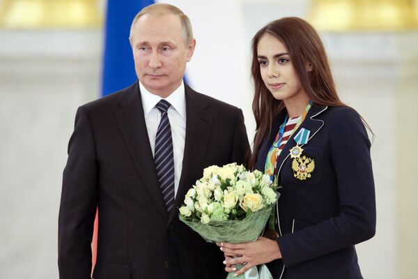 Президент России Владимир Путин и чемпионка Игр в Рио гимнастка Маргарита Мамун на церемонии награждения олимпийцев в Кремле Президент России Владимир Путин и чемпионка Игр в Рио гимнастка Маргарита Мамун на церемонии награждения олимпийцев в Кремле