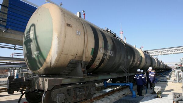 Цистерна с нефтью Цистерна с нефтью