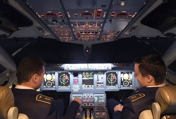 Участники конкурса пилотирования пассажирского самолета Sukhoi Superjet 100 Участники конкурса пилотирования пассажирского самолета Sukhoi Superjet 100