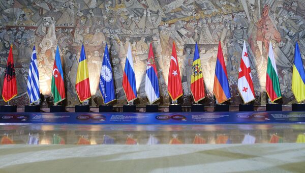 Флаги стран-участниц Организации черноморского экономического сотрудничества (ОЧЭС, BSEC). Архивное фото Флаги стран-участниц Организации черноморского экономического сотрудничества (ОЧЭС, BSEC). Архивное фото