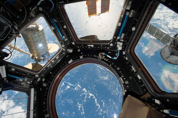 Космический грузовой корабль Cygnus прикрепленный к модулю МКС Космический грузовой корабль Cygnus прикрепленный к модулю МКС