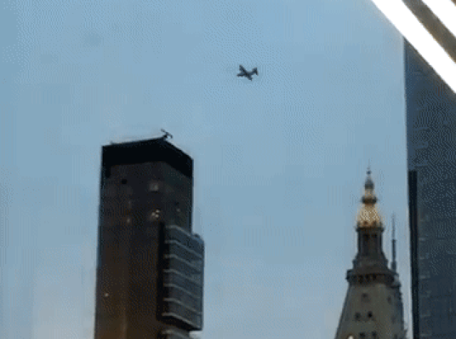 Самолет в небе над Манхэттеном Самолет в небе над Манхэттеном