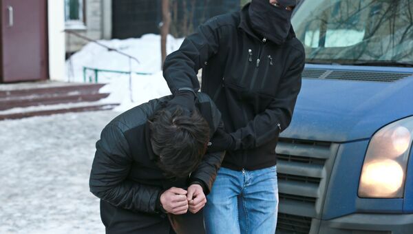 Силовики выводят из подъезда дома № 11 на улице Наметкина участника диверсионно-террористической группы, готовившей серию терактов в Москве Силовики выводят из подъезда дома № 11 на улице Наметкина участника диверсионно-террористической группы, готовившей серию терактов в Москве