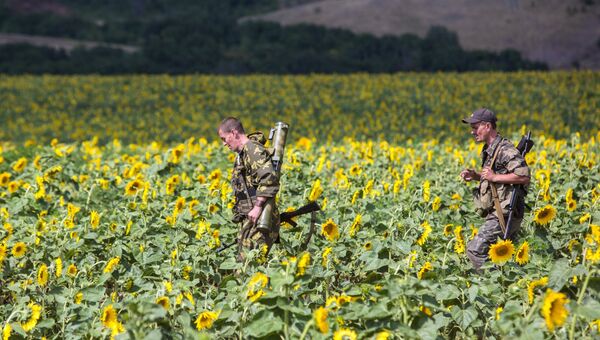 Бойцы ополчения во время боя за пограничный населенный пункт Кожевня под Снежным Бойцы ополчения во время боя за пограничный населенный пункт Кожевня под Снежным