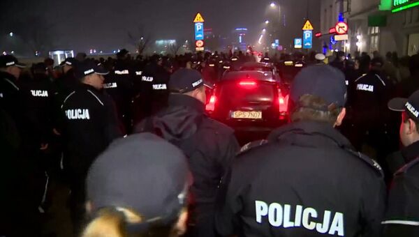 Полицейские охраняли кортеж Качиньского от протестующих в Кракове Полицейские охраняли кортеж Качиньского от протестующих в Кракове