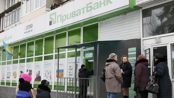 Люди возле банкомата ПриватБанка в Киеве, Украина Люди возле банкомата ПриватБанка в Киеве, Украина