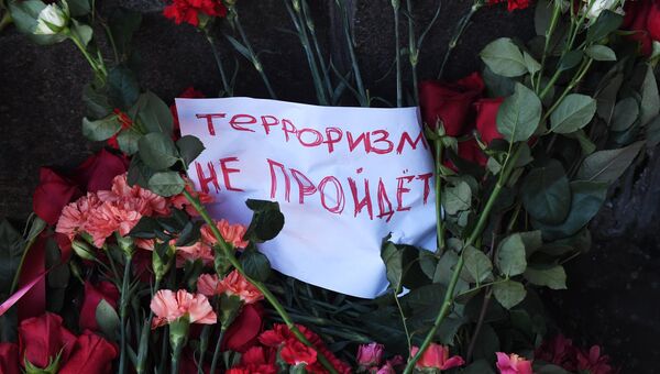 Цветы у здания министерства иностранных дел РФ в связи с гибелью посла России в Турции Андрея Карлова Цветы у здания министерства иностранных дел РФ в связи с гибелью посла России в Турции Андрея Карлова