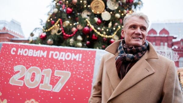 Дольф Лундгрен во время посещения фестиваля Путешествие в Рождество в Москве Дольф Лундгрен во время посещения фестиваля Путешествие в Рождество в Москве
