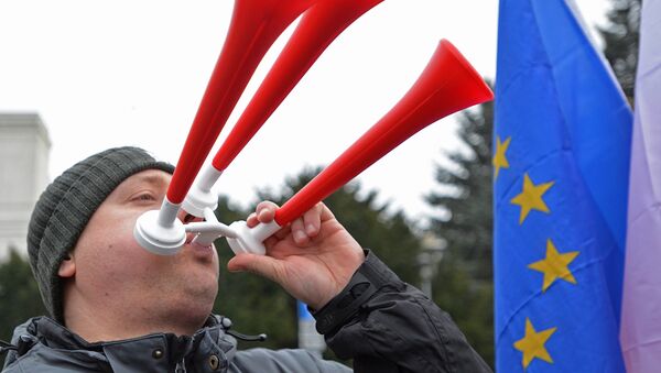 Участник антиправительственного митинга в Варшаве Участник антиправительственного митинга в Варшаве