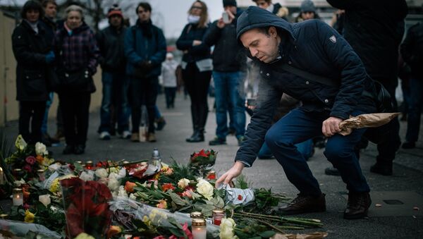 Жители Берлина принесли цветы и зажгли свечи недалеко от места теракта. 20 декабря 2016 Жители Берлина принесли цветы и зажгли свечи недалеко от места теракта. 20 декабря 2016