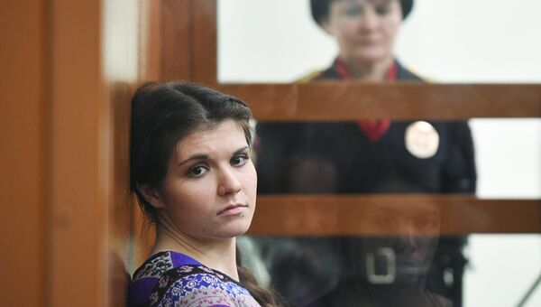 Бывшая студентка МГУ Александра Иванова (Варвара Караулова), обвиняемая в попытке участия в деятельности ИГ, в Московском окружном военном суде Бывшая студентка МГУ Александра Иванова (Варвара Караулова), обвиняемая в попытке участия в деятельности ИГ, в Московском окружном военном суде