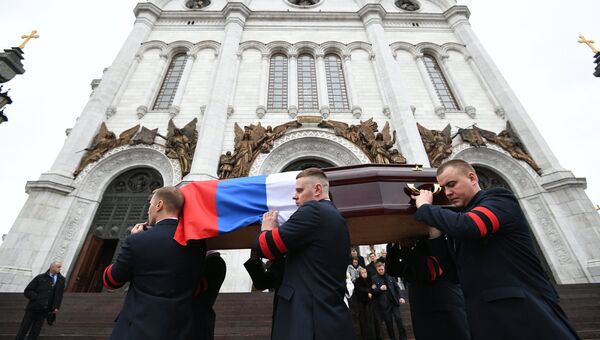 Траурная процессия у храма Христа Спасителя, где прошло отпевание посла РФ в Турции Андрея Карлова Траурная процессия у храма Христа Спасителя, где прошло отпевание посла РФ в Турции Андрея Карлова