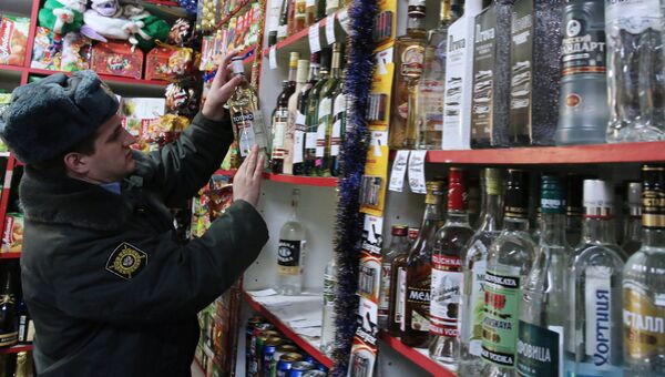 Рейд сотрудников полиции по выявлению и изъятию незаконно продаваемой алкогольной продукции. Архивное фото Рейд сотрудников полиции по выявлению и изъятию незаконно продаваемой алкогольной продукции. Архивное фото