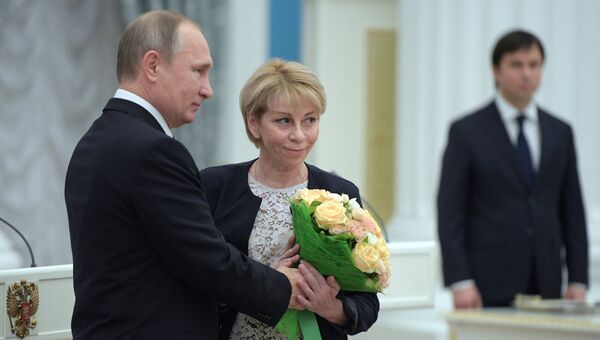 Президент РФ Владимир Путин и директор Международной общественной организации Справедливая помощь Елизавета Глинка Президент РФ Владимир Путин и директор Международной общественной организации Справедливая помощь Елизавета Глинка
