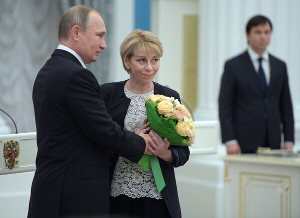 Президент РФ Владимир Путин и директор Международной общественной организации Справедливая помощь Елизавета Глинка Президент РФ Владимир Путин и директор Международной общественной организации Справедливая помощь Елизавета Глинка
