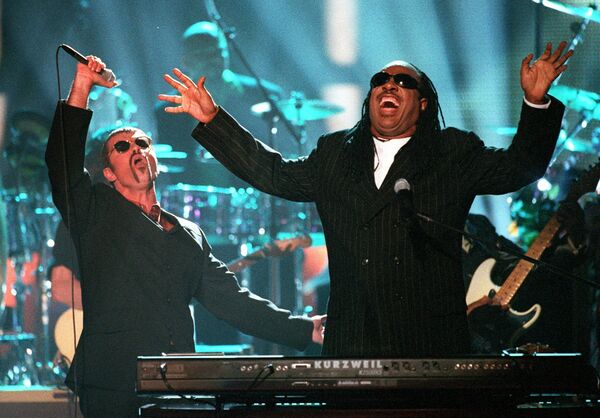 Джордж Майкл и Стиви Уандер во время 4th annual VH1 Honors. 1994 год Джордж Майкл и Стиви Уандер во время 4th annual VH1 Honors. 1994 год