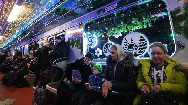 Пассажиры в новогоднем поезде Московского метро Пассажиры в новогоднем поезде Московского метро