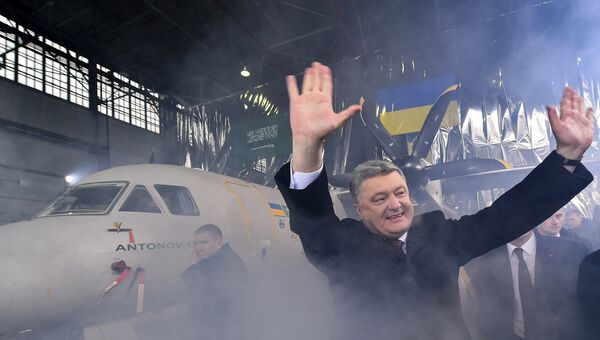Президент Украины Петр Порошенко на церемонии выкатки многоцелевого грузового самолета АН-132 в цехе самолетостроительного предприятия Антонов Президент Украины Петр Порошенко на церемонии выкатки многоцелевого грузового самолета АН-132 в цехе самолетостроительного предприятия Антонов
