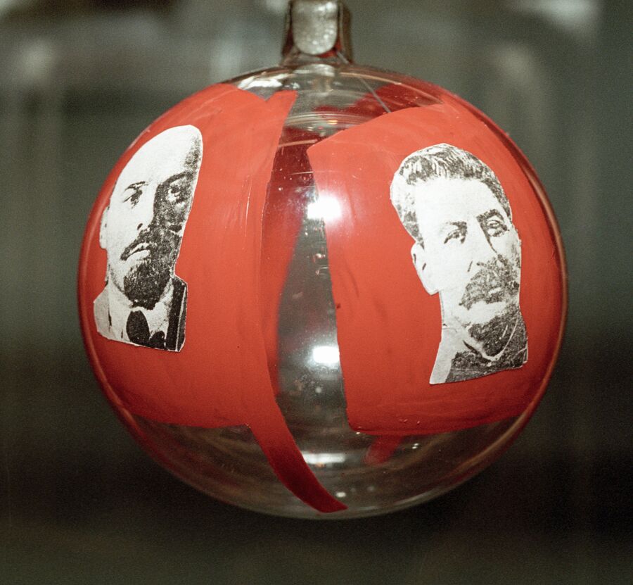 Новогодний шар 1937 года с изображением Владимира Ленина и Иосифа Сталина Новогодний шар 1937 года с изображением Владимира Ленина и Иосифа Сталина