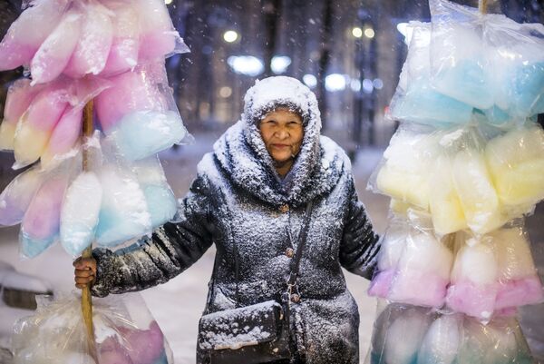 Женщина, продающая сахарную вату в центре Бишкека Женщина, продающая сахарную вату в центре Бишкека