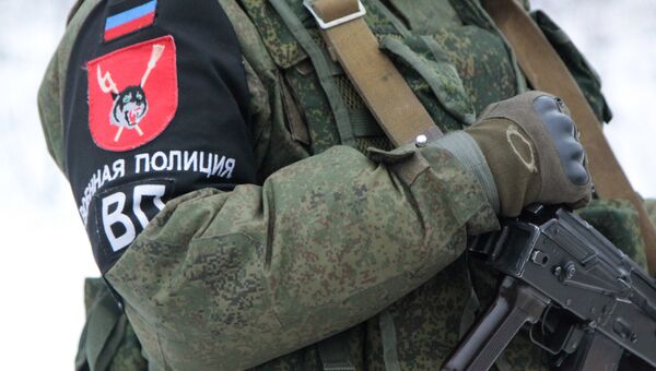 Сотрудник военной полиции ДНР на блок-посту на окраине Горловки Донецкой области, где произойдет обмен военнопленными между ДНР и Украиной Сотрудник военной полиции ДНР на блок-посту на окраине Горловки Донецкой области, где произойдет обмен военнопленными между ДНР и Украиной