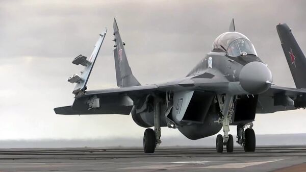 Многоцелевой истребитель МиГ-29 ВКС РФ перед взлетом с палубы тяжёлого авианесущего крейсера Адмирал Кузнецов Многоцелевой истребитель МиГ-29 ВКС РФ перед взлетом с палубы тяжёлого авианесущего крейсера Адмирал Кузнецов