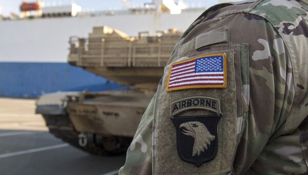 Разгрузка военной техники из США в немецком городе Бремерхафен. Январь 2017 года Разгрузка военной техники из США в немецком городе Бремерхафен. Январь 2017 года