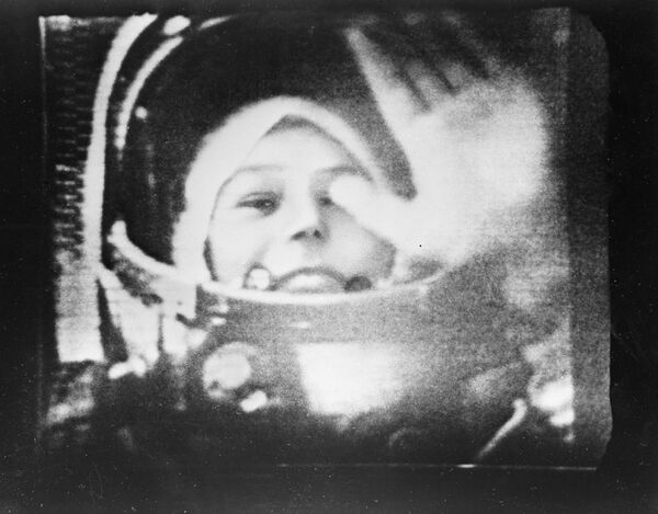 Летчик-космонавт Валентина Терешкова в кабине корабля Восток-6 Летчик-космонавт Валентина Терешкова в кабине корабля Восток-6